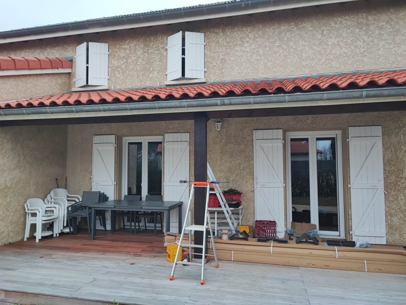 Installer un store banne automatique avec sécurité vent sous ma toiture à Montberon