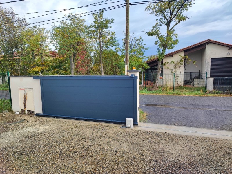 Installation de portail alu sur mesure Kostum et motorisation Somfy à Pechbonnieu (31)