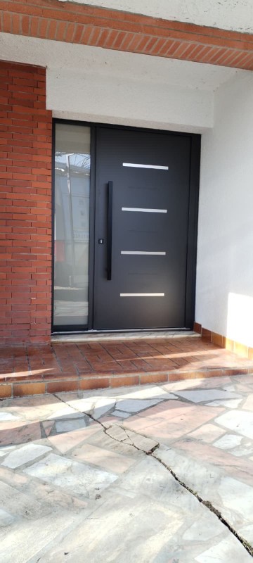 Quel artisan pose des portes d'entrée contemporaines en aluminium sur Colomiers ?