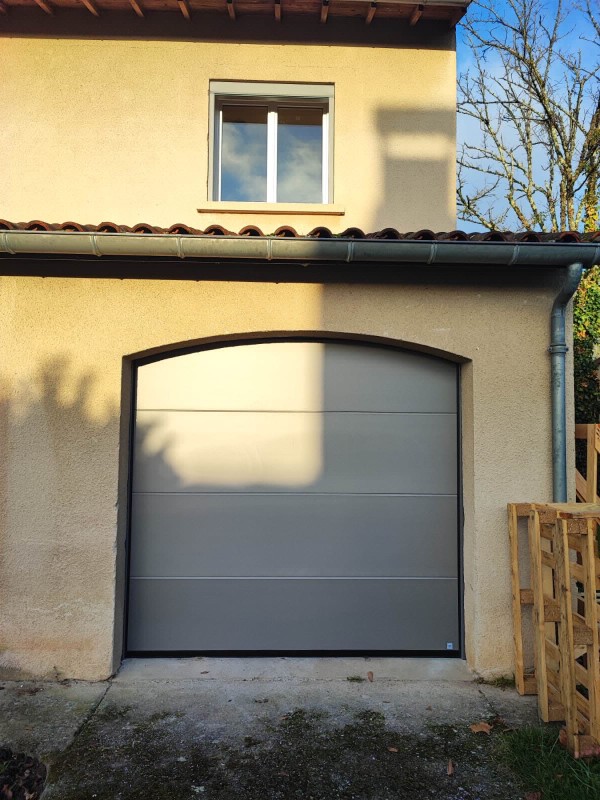 Harmonisation de façade : nos conseils d'experts pour accorder porte de garage et entrée (Gris Anthracite RAL 7016)