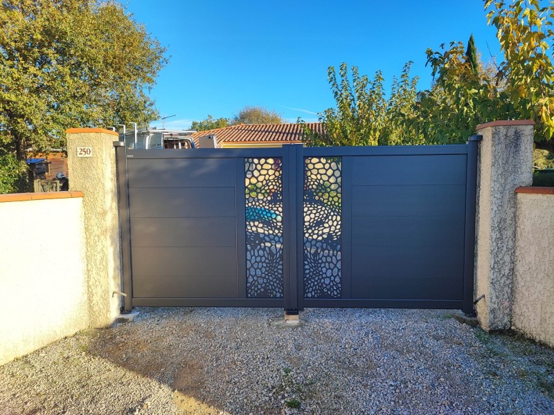 Portail battant aluminium : sécurité et esthétique grâce à la découpe laser. Chantier réalisé à Aucamville (31140)