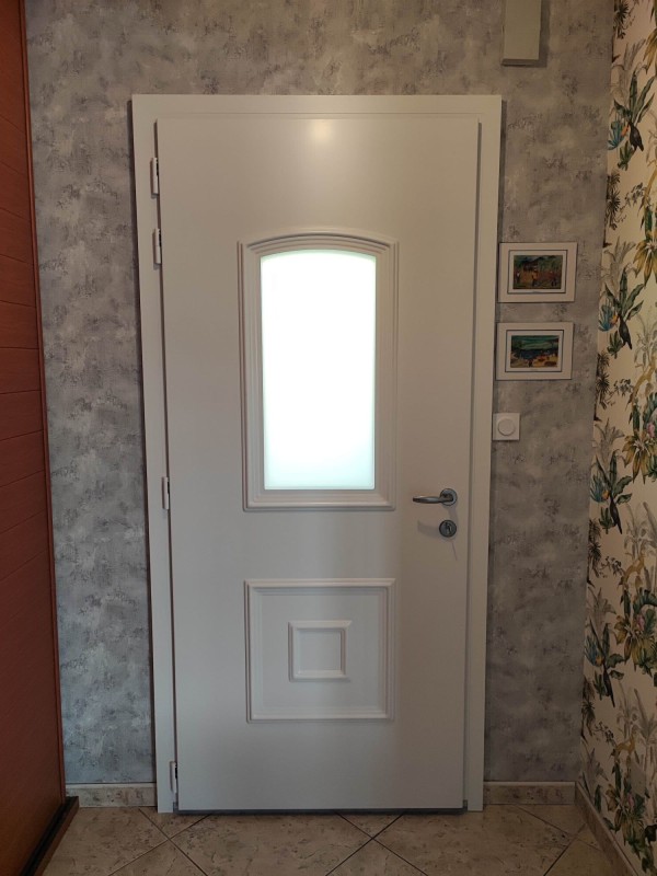 Gagner en clarté : installation d’une porte d'entrée semi-vitrée blanche à Bouloc (31620)
