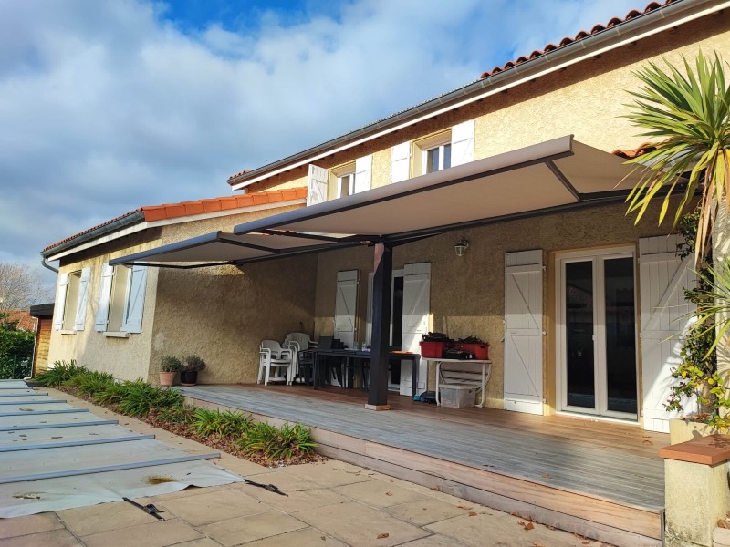 Installer un store banne automatique avec sécurité vent sous ma toiture à Montberon