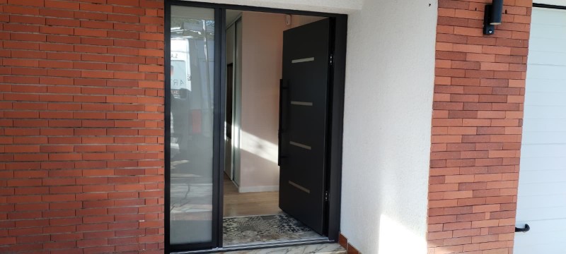 Quel artisan pose des portes d'entrée contemporaines en aluminium sur Colomiers ?