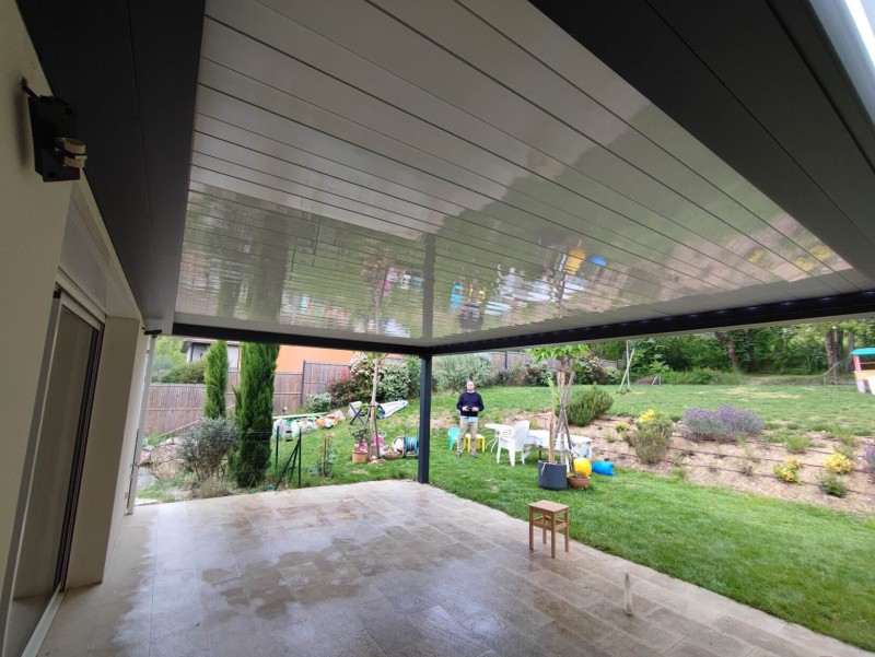  Installation de pergolas bioclimatiques à lames orientables et LED intégré ou non à Toulouse afin de profiter de votre extérieur toute l'année !