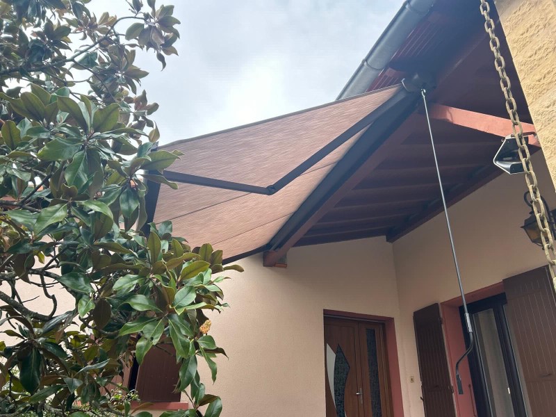 Installation d'un store banne sur-mesure à Tournefeuille pour une protection solaire et embellissement de votre façade à moindre coût