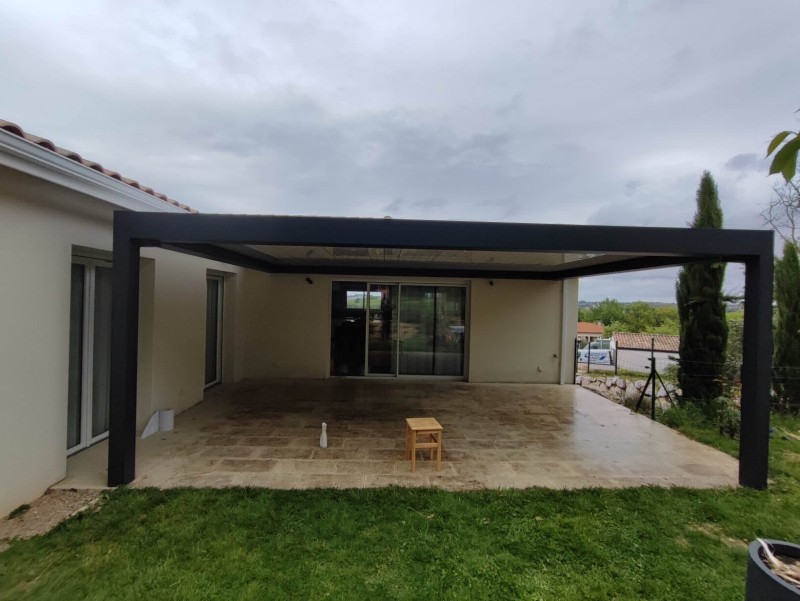  Installation de pergolas bioclimatiques à lames orientables et LED intégré ou non à Toulouse afin de profiter de votre extérieur toute l'année !