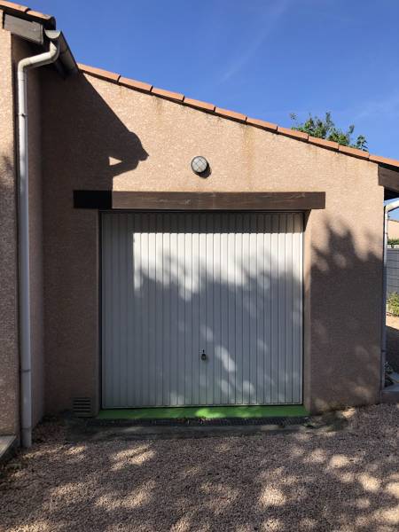 Qui appeler pour installer une porte de garage à Castelginest ?
